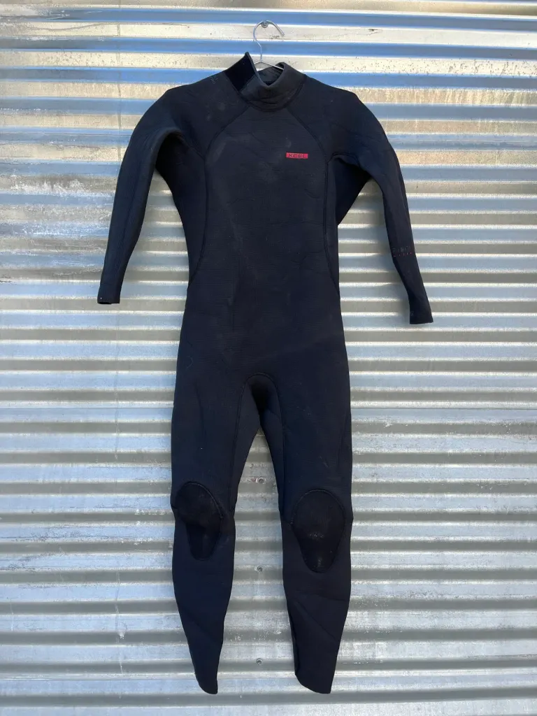 Xcel Wetsuit 4/3 Hooded Backzip - M - Image 1