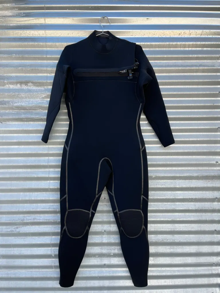 Unnamed Wetsuit 4/3 - XLS - Image 1