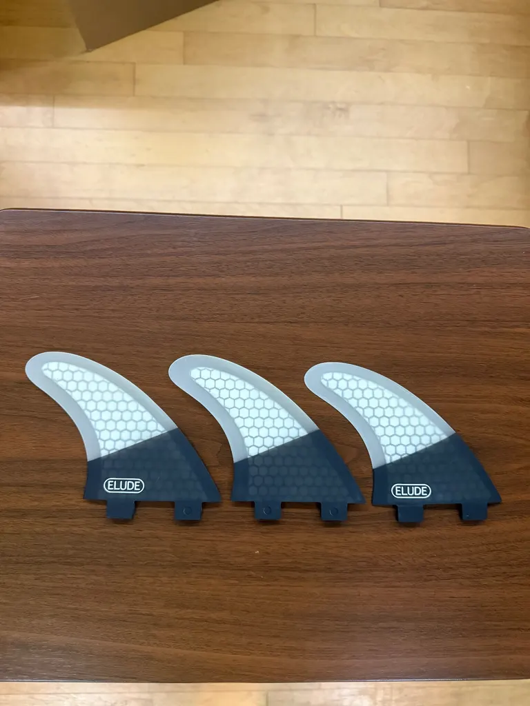 ELUDE Medium Fiberglass Hexcore FCS Thruster Fins - Image 2