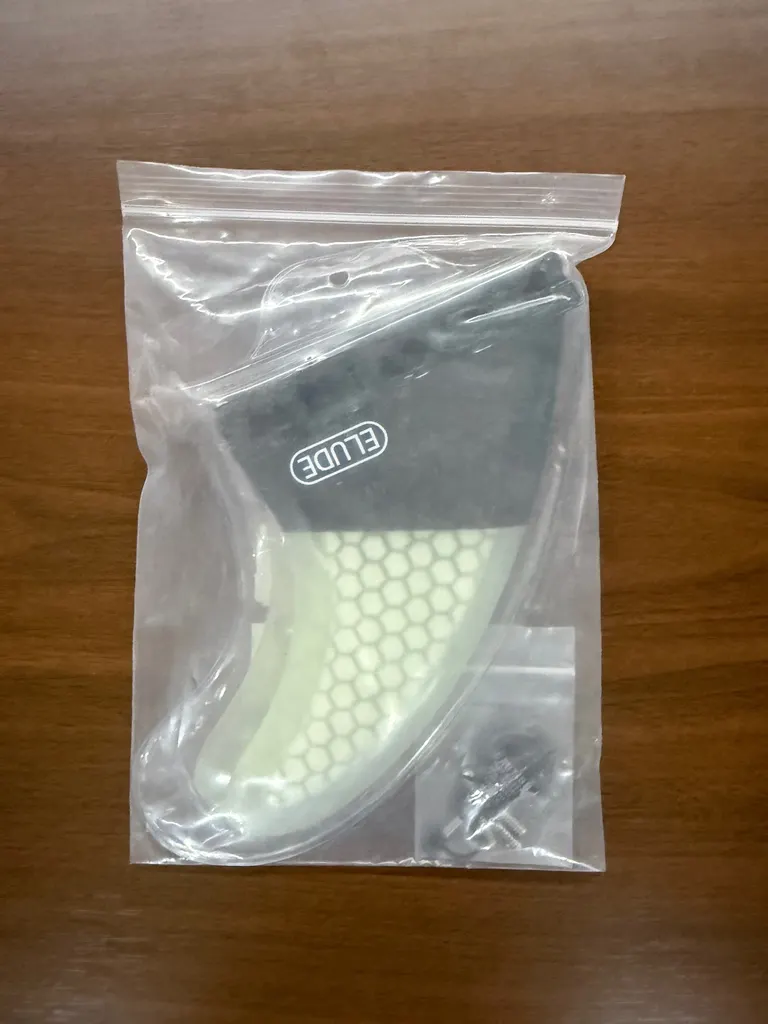 ELUDE Medium Fiberglass Hexcore Futures Thruster Fins - Image 7