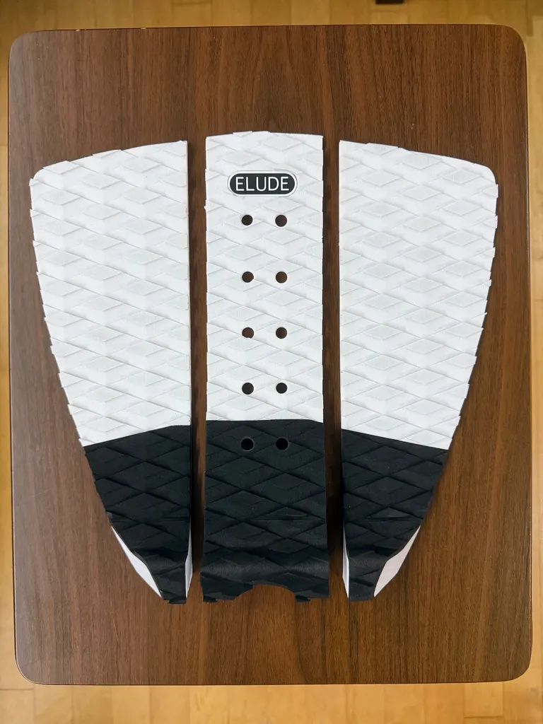 ELUDE Flat Traction Pad 3M Adhesive - White/Black - Image 1