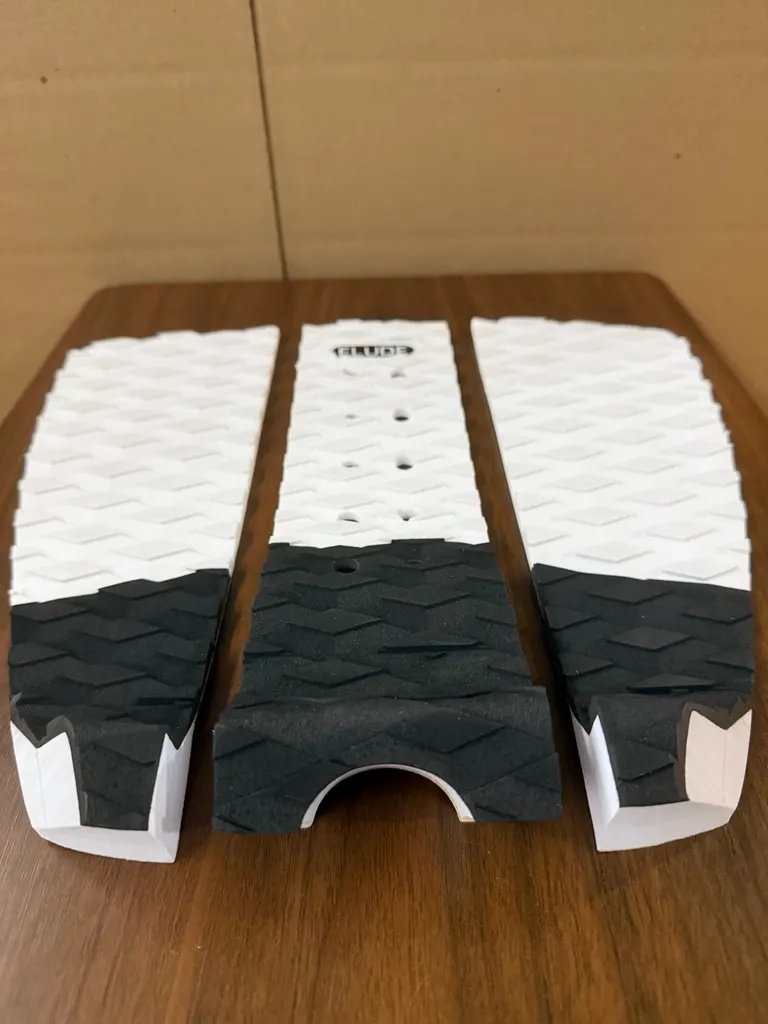 ELUDE Flat Traction Pad 3M Adhesive - White/Black - Image 2