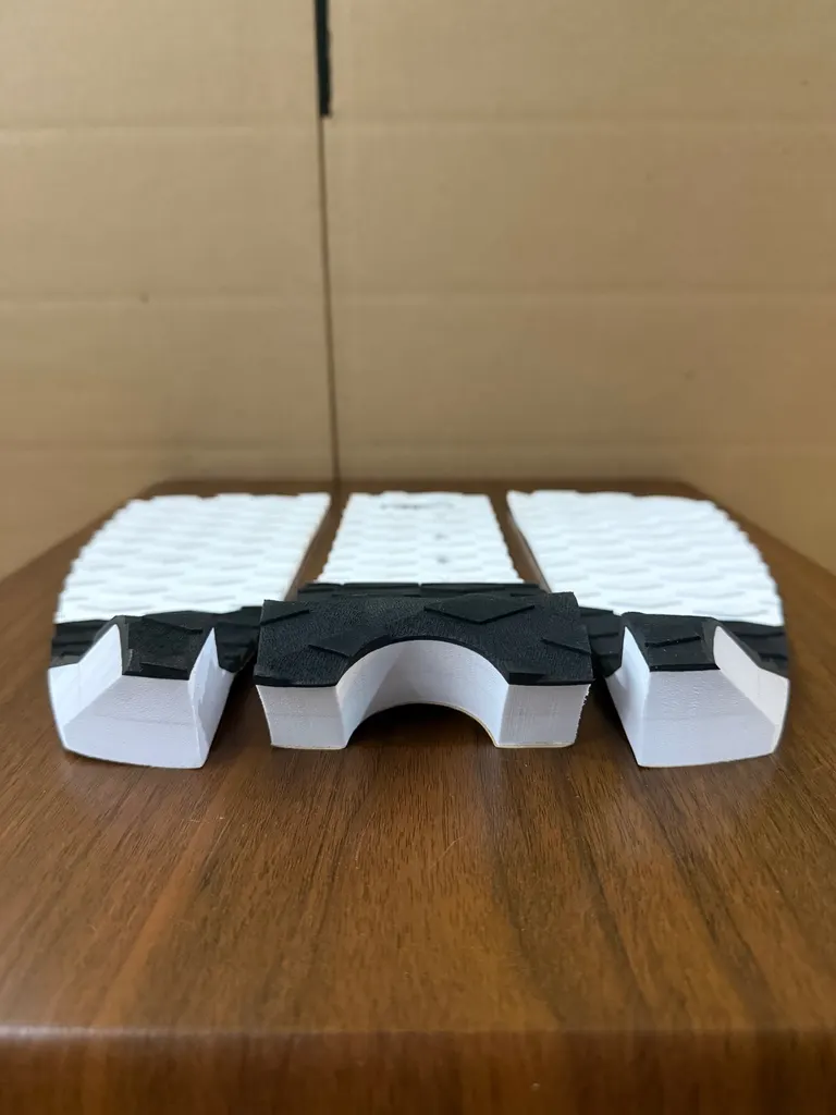 ELUDE Flat Traction Pad 3M Adhesive - White/Black - Image 3