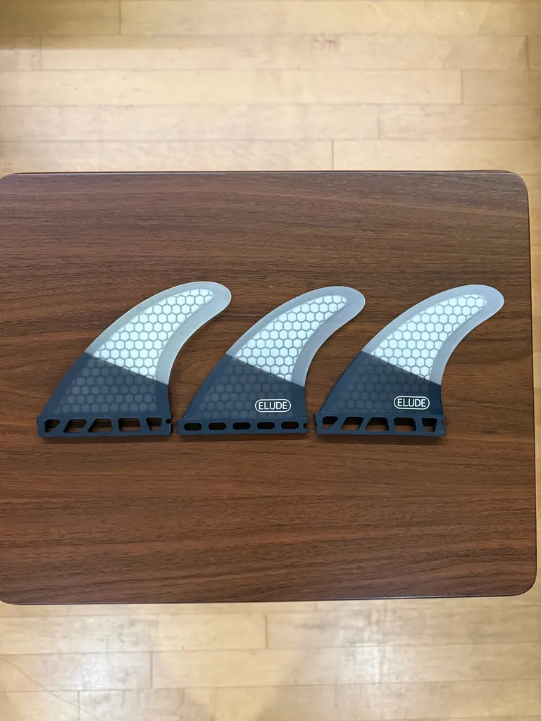ELUDE Medium Fiberglass Hexcore Futures Thruster Fins - Image 1