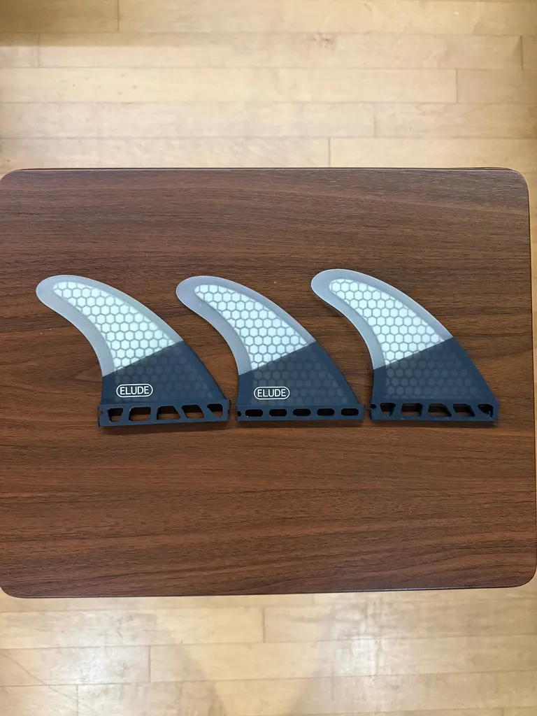 ELUDE Medium Fiberglass Hexcore Futures Thruster Fins - Image 2